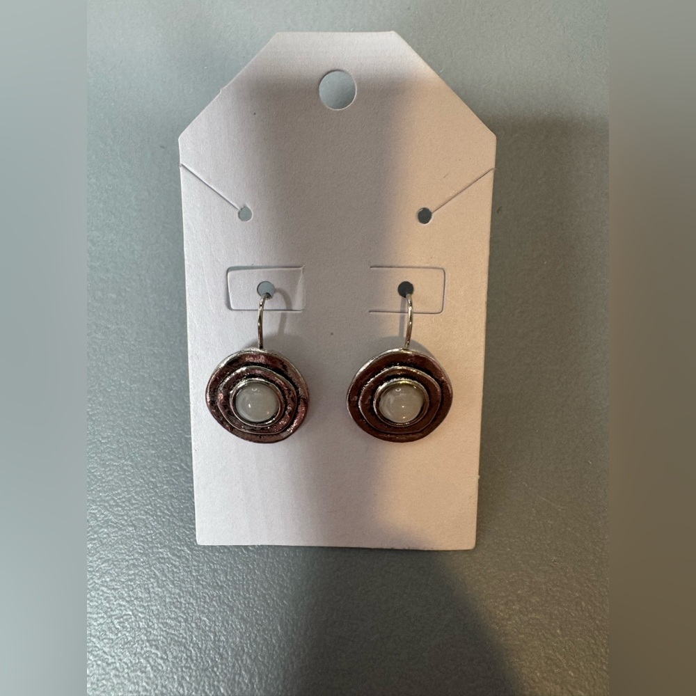 🛍️ any 5 items for $15 🛍️ Silver and White Circular Earrings